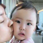 Seo Yeong Instagram - 우리딸과😍 매번 양말 한쪽 찾기 놀이 참 재밌다...캬캬...캬...🙂‍↕️🙂‍↕️🙂‍↕️ #소중한하루하루 #폭풍성장신소이 #lovelydaughter #familyfirst