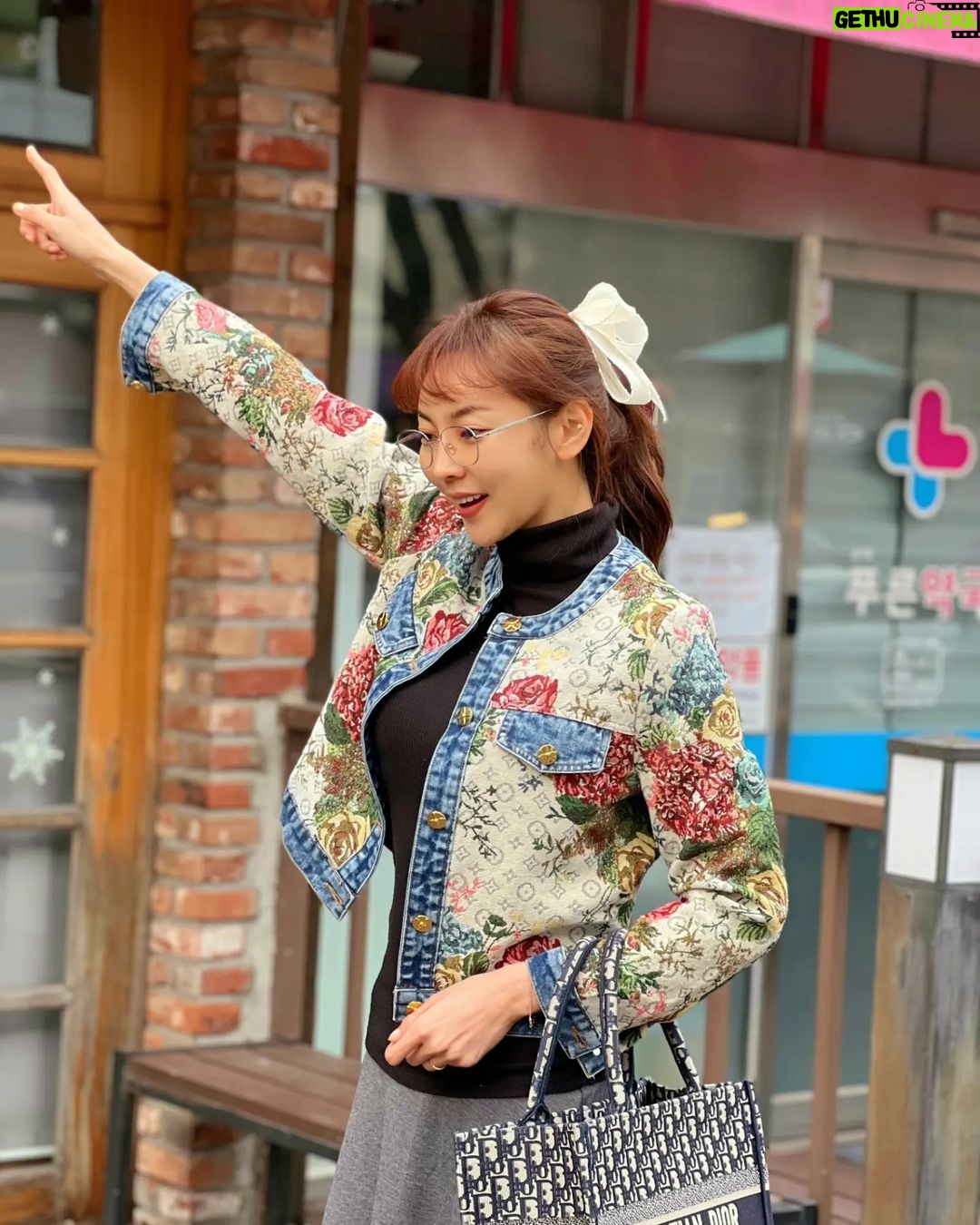 Seo Yeong Instagram - 육체적으로든 정신적으로든 지칠땐 꼭 어렸을때 살던 동네 찾아가는 버릇이 있는 나... 이틀간 출장마치고 돌아온 남편과 소이와 콧바람😉 요즘 피로누적이 쌓일대로 쌓여서 눈팅이도 밤팅이가 되서 게슴츠레한 나를 이끌고 정겨운 옛 동네, 그리운 옛날 횟집^^ 내가 꼬꼬마시절을 보냈던 동네의 그 길을 남편과 내 아이와 함께 걸으니 기분이 이상하면서도 참 좋았다! 이 기분으로 다시 화이팅하려는데 낼 또 눈,비 온다며? 오늘 입춘인데? 하... #가족의힘❤️ #haveaniceweek