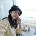 Seo Yeong Instagram - 이유가 어찌되었든 명절에 쉬어본게 처음인 나ㅎ 남편과 소이와 근처 핫한 까페에서 바람도 쐬고 힐링🩵 P.s 엄빠 사진찍는동안 소이는 다른 사람들에게 안녕👋하며 재롱떠는중ㅎ 소이사진도 올려야지ㅎ #쉬니까좋다 #컨디션회복주간 #남편고마워 #goodpic