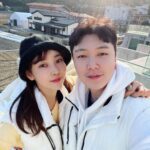 Seo Yeong Instagram - 이유가 어찌되었든 명절에 쉬어본게 처음인 나ㅎ 남편과 소이와 근처 핫한 까페에서 바람도 쐬고 힐링🩵 P.s 엄빠 사진찍는동안 소이는 다른 사람들에게 안녕👋하며 재롱떠는중ㅎ 소이사진도 올려야지ㅎ #쉬니까좋다 #컨디션회복주간 #남편고마워 #goodpic