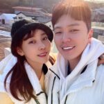 Seo Yeong Instagram - 이유가 어찌되었든 명절에 쉬어본게 처음인 나ㅎ 남편과 소이와 근처 핫한 까페에서 바람도 쐬고 힐링🩵 P.s 엄빠 사진찍는동안 소이는 다른 사람들에게 안녕👋하며 재롱떠는중ㅎ 소이사진도 올려야지ㅎ #쉬니까좋다 #컨디션회복주간 #남편고마워 #goodpic