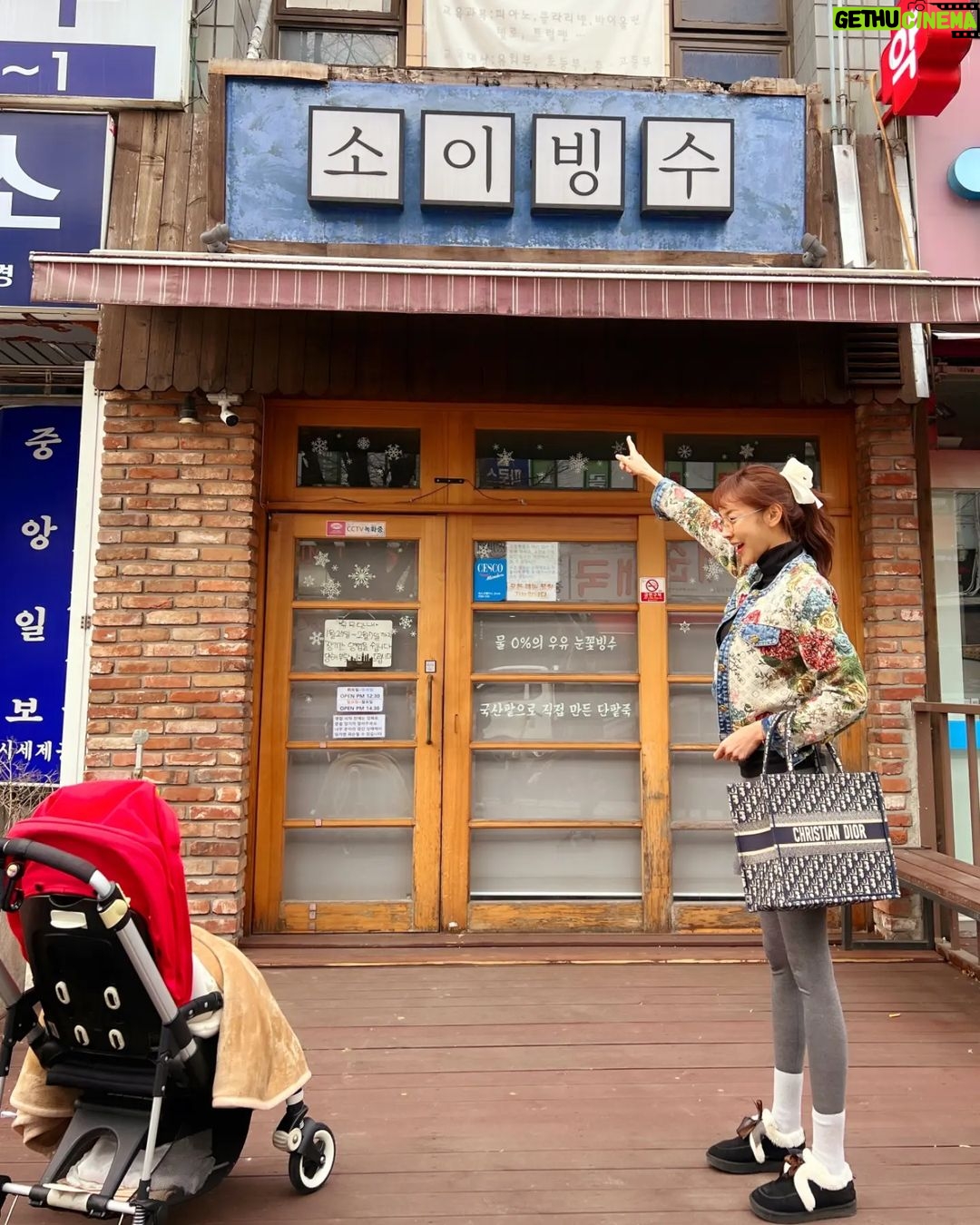 Seo Yeong Instagram - 육체적으로든 정신적으로든 지칠땐 꼭 어렸을때 살던 동네 찾아가는 버릇이 있는 나... 이틀간 출장마치고 돌아온 남편과 소이와 콧바람😉 요즘 피로누적이 쌓일대로 쌓여서 눈팅이도 밤팅이가 되서 게슴츠레한 나를 이끌고 정겨운 옛 동네, 그리운 옛날 횟집^^ 내가 꼬꼬마시절을 보냈던 동네의 그 길을 남편과 내 아이와 함께 걸으니 기분이 이상하면서도 참 좋았다! 이 기분으로 다시 화이팅하려는데 낼 또 눈,비 온다며? 오늘 입춘인데? 하... #가족의힘❤️ #haveaniceweek