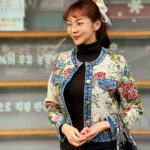 Seo Yeong Instagram - 육체적으로든 정신적으로든 지칠땐 꼭 어렸을때 살던 동네 찾아가는 버릇이 있는 나... 이틀간 출장마치고 돌아온 남편과 소이와 콧바람😉 요즘 피로누적이 쌓일대로 쌓여서 눈팅이도 밤팅이가 되서 게슴츠레한 나를 이끌고 정겨운 옛 동네, 그리운 옛날 횟집^^ 내가 꼬꼬마시절을 보냈던 동네의 그 길을 남편과 내 아이와 함께 걸으니 기분이 이상하면서도 참 좋았다! 이 기분으로 다시 화이팅하려는데 낼 또 눈,비 온다며? 오늘 입춘인데? 하... #가족의힘❤️ #haveaniceweek