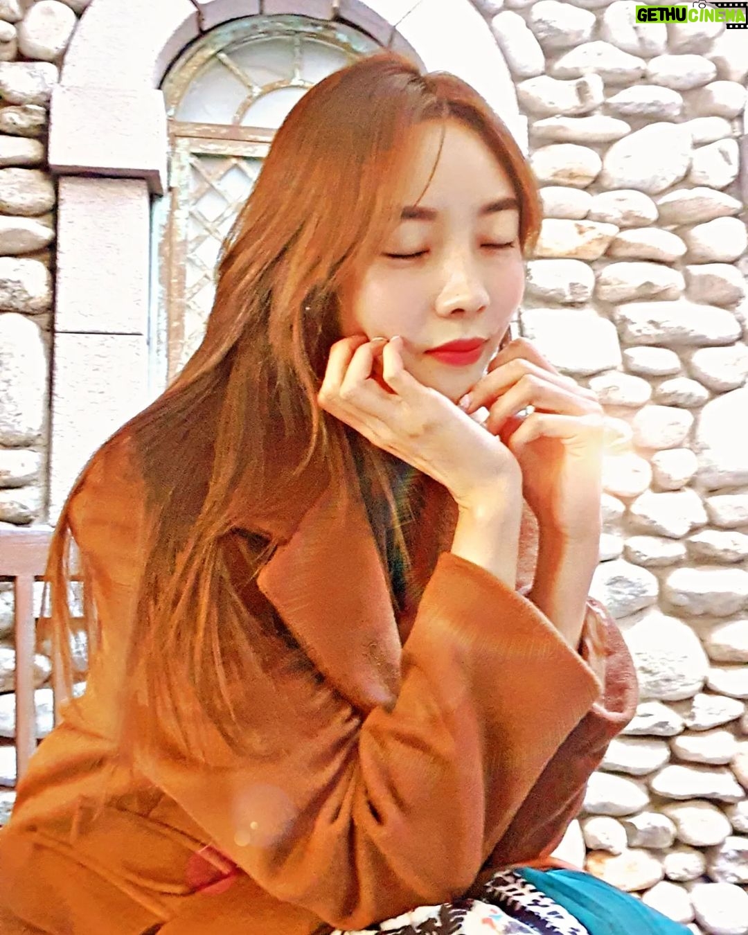 Seo Yeong Instagram - 노랑머리에 레드립 엥간히 좋아했구나ㅋ 지금 빨간립스틱 칠하면 소이가 어떻게 반응할까ㅋㅋㅋ💋 #조금젊을때 #사진첩폭풍정리 #죄다신소이 #용량과다 #신소이만세 #oneday
