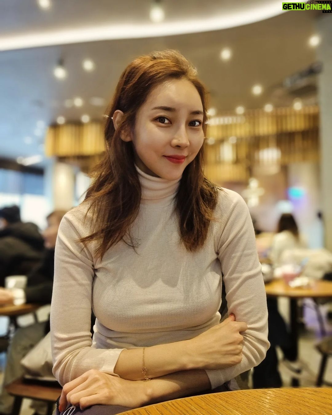 Seo Yeong Instagram - 며칠 몸이 좀 아팠다가 회복하는중🤒 그럼에도 불구하고 태어나서 단 한번도 아픈적이 없는 천하장사 신소이는 참 다행임😘 나의 건강을 다 빼앗아간 신소이인가^^;; #남편이수고많음 #내일도수고해주세요 #전우애 #haveaniceweekend 판교 아브뉴프랑 - Avenue France