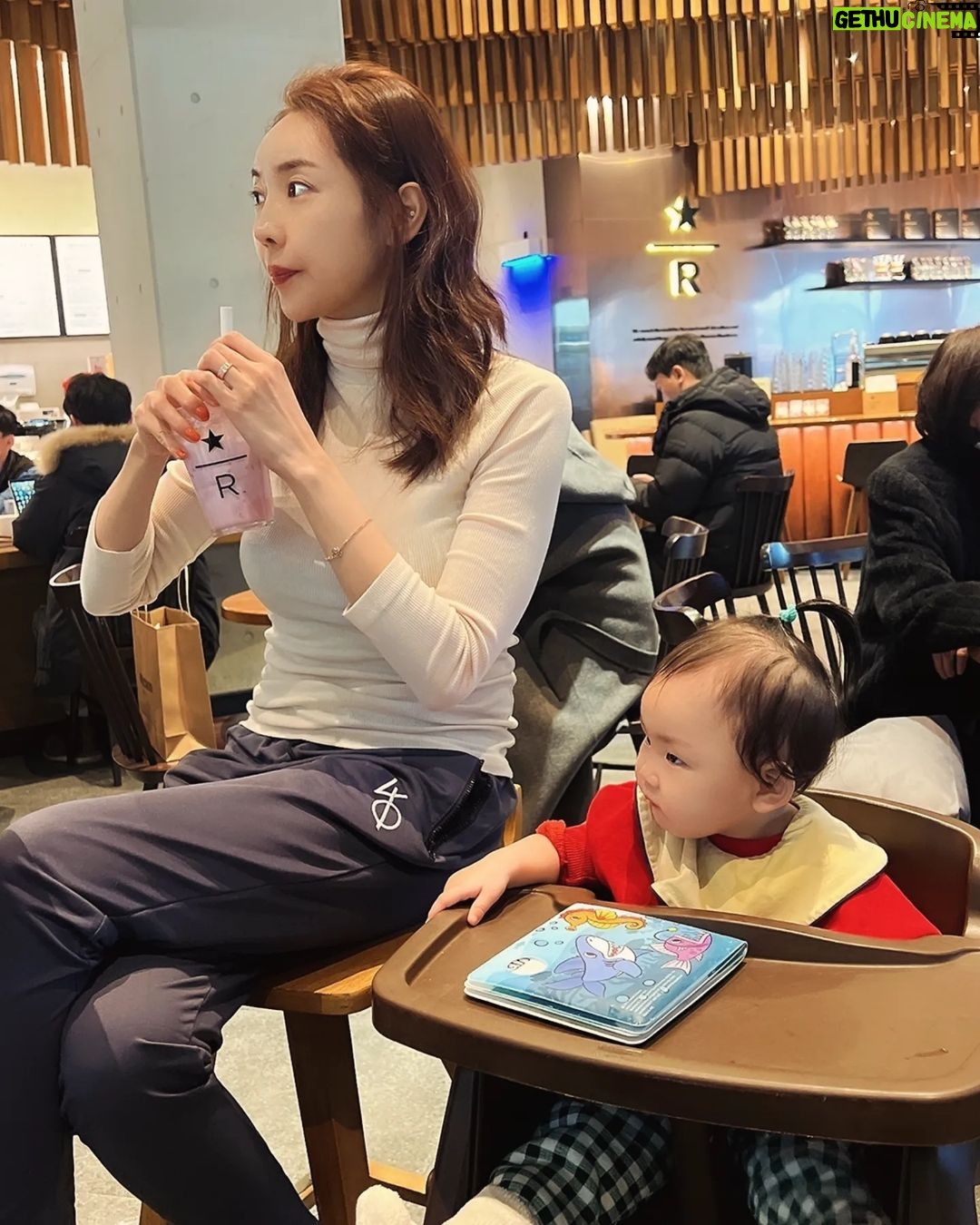 Seo Yeong Instagram - 며칠 몸이 좀 아팠다가 회복하는중🤒 그럼에도 불구하고 태어나서 단 한번도 아픈적이 없는 천하장사 신소이는 참 다행임😘 나의 건강을 다 빼앗아간 신소이인가^^;; #남편이수고많음 #내일도수고해주세요 #전우애 #haveaniceweekend 판교 아브뉴프랑 - Avenue France