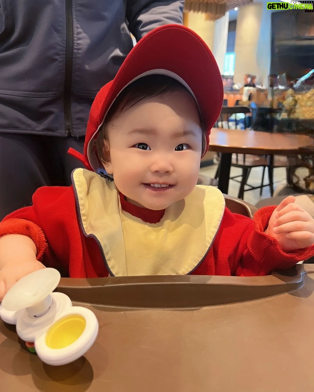 Seo Yeong Instagram - 며칠 몸이 좀 아팠다가 회복하는중🤒 그럼에도 불구하고 태어나서 단 한번도 아픈적이 없는 천하장사 신소이는 참 다행임😘 나의 건강을 다 빼앗아간 신소이인가^^;; #남편이수고많음 #내일도수고해주세요 #전우애 #haveaniceweekend 판교 아브뉴프랑 - Avenue France
