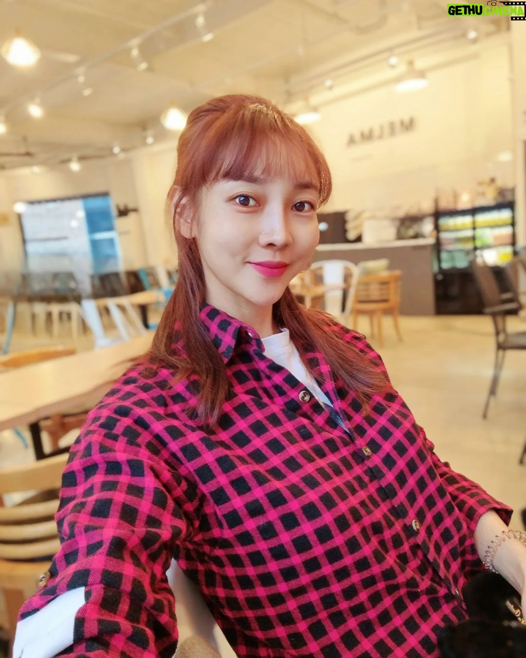 Seo Yeong Instagram - 소이는 밥태기를 한번도 안 겪어본 식성이 매우 좋은 아기😌 나보다 먹는양이 많은데 이게 다 어디로 가는걸까 했던 요즘, 부쩍 살이 오르시고 키도 더 크시고... 엄빠는 아이고 허리야를 달고 사는중... 언제쯤 걸을테야? #13개월아기 #건강한딸래미❤️ #건강했던엄빠ㅋ #과거형 #내일부터내병원투어 #goodnight
