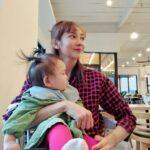 Seo Yeong Instagram - 소이는 밥태기를 한번도 안 겪어본 식성이 매우 좋은 아기😌 나보다 먹는양이 많은데 이게 다 어디로 가는걸까 했던 요즘, 부쩍 살이 오르시고 키도 더 크시고... 엄빠는 아이고 허리야를 달고 사는중... 언제쯤 걸을테야? #13개월아기 #건강한딸래미❤️ #건강했던엄빠ㅋ #과거형 #내일부터내병원투어 #goodnight