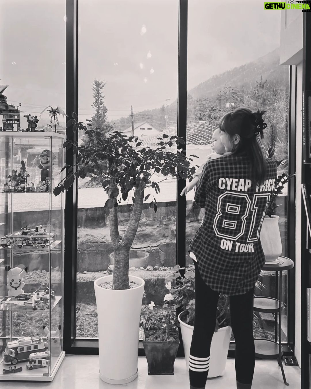 Seo Yeong Instagram - 소이는 밥태기를 한번도 안 겪어본 식성이 매우 좋은 아기😌 나보다 먹는양이 많은데 이게 다 어디로 가는걸까 했던 요즘, 부쩍 살이 오르시고 키도 더 크시고... 엄빠는 아이고 허리야를 달고 사는중... 언제쯤 걸을테야? #13개월아기 #건강한딸래미❤️ #건강했던엄빠ㅋ #과거형 #내일부터내병원투어 #goodnight