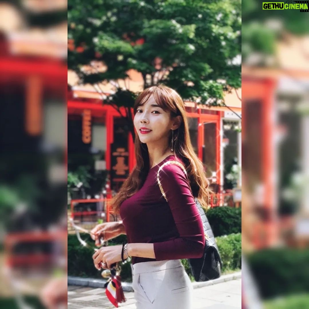 Seo Yeong Instagram - 빤니와 봄❣️ 봄되면 신소이랑 꽃들고 뛰댕겨야지~ 남편아 우리 잡아바랑~~~하면서ㅋ 생각만으로도 너무 좋구나 얼씨구 #최강한파 #한달에한번씩한파가오냐 #2주뒤면입춘이다 #겨울낄끼빠빠해라 #추억의봄 #oneday