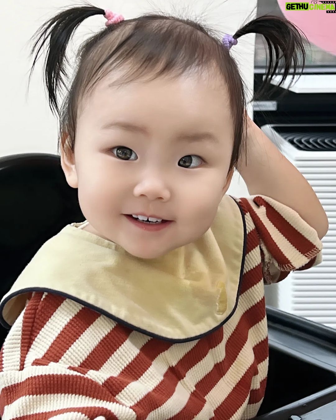 Seo Yeong Instagram - 아...딴건 모르겠고 나 운동이 너무 너무 너무 하고싶다... 왕년에(ㅋㅋㅋ) 진짜 운동매니아였는데... 나 진짜 운동하고 싶어서 미치겠다... 몸이 너무 안좋다 하아... 소이야 엄빠는 진짜 최선을 다하고 있어🫠🫠🫠 #주말이이렇게가나요 #내일은남편이출근하는데어떡하나요 #한파는다시온다는데정말어떡하나요 #봄이오기는할까요 #으악😱 #자고나면리셋되기를 #goodnight