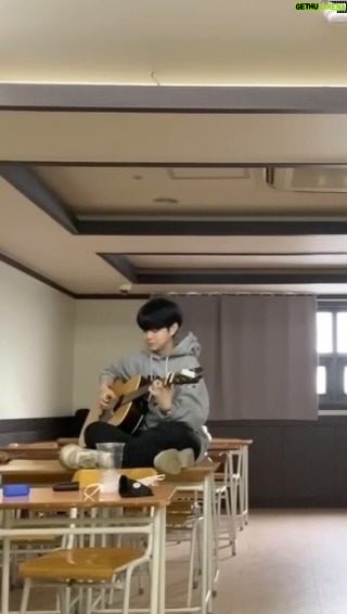 Seogi Instagram - . 나 그대에게 모두 드리리 . . . #서기에오 #싱어송라이터 #가사가너무좋아서😢 #오늘의플리 #이장희 선생님의 #나그대에게모두드리리