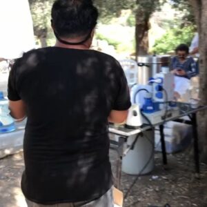 Serdar Çakmak Instagram - Başta Hocam @hasandogannn  olmak üzere tüm ekibi canı gönülden kutluyorum 👏🏻 Setim bitti otele dönmek için araç bekliyorum fakat ne hikmetse ya araçlar arızalı ya şoförleri yok vs vs nerden bile bilirdim ki hepsi önceden organize edilmiş meğerse beni gören kaçıyor 😂 öyle tatlı öyle samimi bir kadro içerisindeyim ki 🙏🏻 Çok teşekkür ederim @oluversingaritv @foxturkiye  @julisanat 🧿