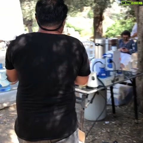 Serdar Çakmak Instagram - Başta Hocam @hasandogannn olmak üzere tüm ekibi canı gönülden kutluyorum 👏🏻 Setim bitti otele dönmek için araç bekliyorum fakat ne hikmetse ya araçlar arızalı ya şoförleri yok vs vs nerden bile bilirdim ki hepsi önceden organize edilmiş meğerse beni gören kaçıyor 😂 öyle tatlı öyle samimi bir kadro içerisindeyim ki 🙏🏻 Çok teşekkür ederim @oluversingaritv @foxturkiye @julisanat 🧿