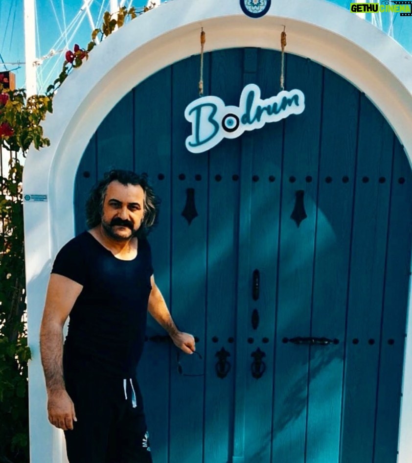 Serdar Çakmak Instagram - İlk defa #bodrum çok itici geldi bana, o samimi duygular yok! Buzzz 🤫