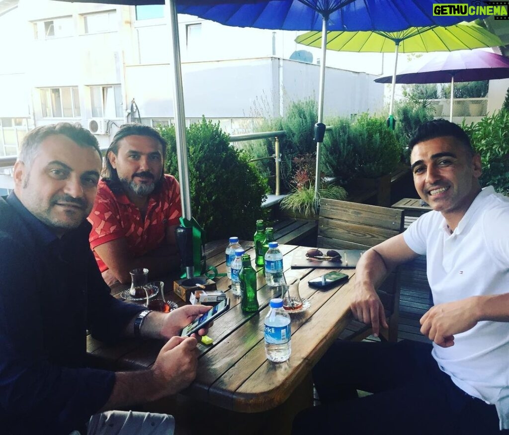 Serdar Çakmak Instagram - Ailemizin bir parçası olan @ibrahimcevikeste ve artık bizimde Dostumuz olan @keke_hollywood_1 Kardeşimizle çok keyifli bir akşam sohbeti oldu 👍🏻 MayadRoom Ajans