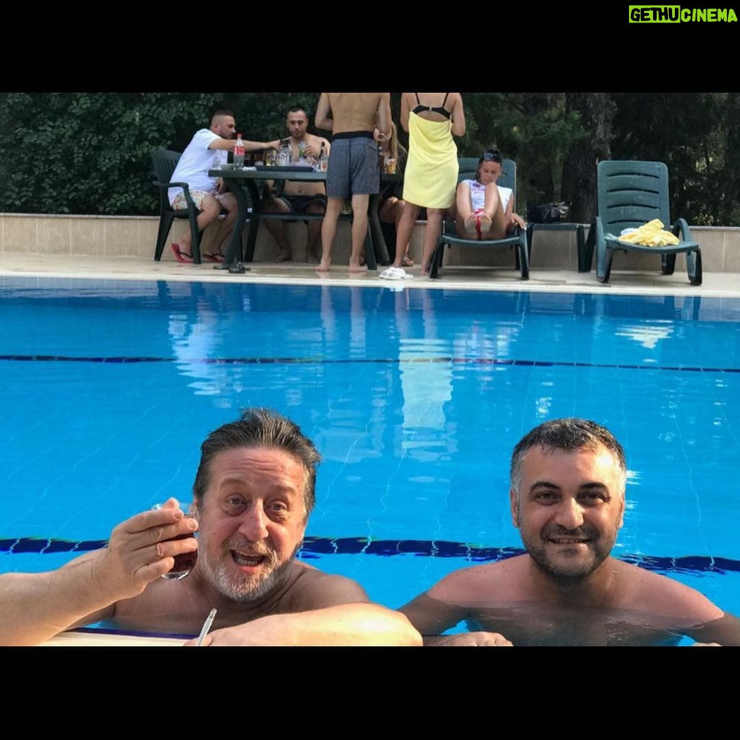 Serdar Çakmak Instagram - Tiyatro ve Sinema Oyuncusu çok değerli Abim @levent_aykul u Antalya’ da ziyaret ettik, çok seviliyorsun çocuk ruhlu ADAM! Anneciğinin o ev yapımı ayranın tadı hala damağımızda ellerinden öpüyoruz selam ve sevgilerimle... Tekirova, Antalya, Turkey