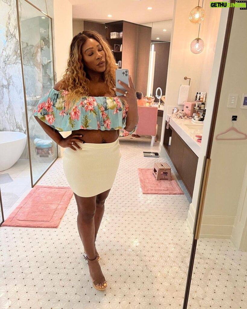 Serena Williams Instagram - Being confident is not always easy. Not even for me! Especially taking pics and being pregnant! Sometimes people close to you will try to take your joy- but it’s important to remember who you are and never be afraid to shine. #wordsofwisdom