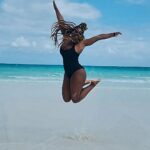 Serena Williams Instagram - Them: Don’t start jumping to conclusions… Me: #vacation #beachlife #momlife