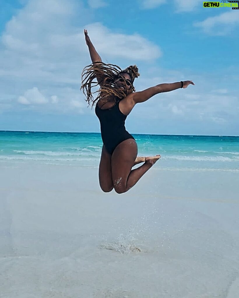 Serena Williams Instagram - Them: Don’t start jumping to conclusions… Me: #vacation #beachlife #momlife