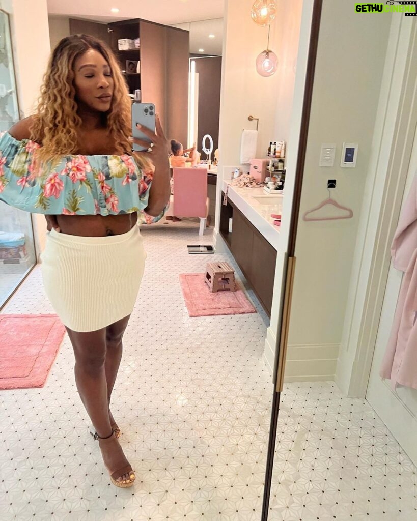 Serena Williams Instagram - Being confident is not always easy. Not even for me! Especially taking pics and being pregnant! Sometimes people close to you will try to take your joy- but it’s important to remember who you are and never be afraid to shine. #wordsofwisdom