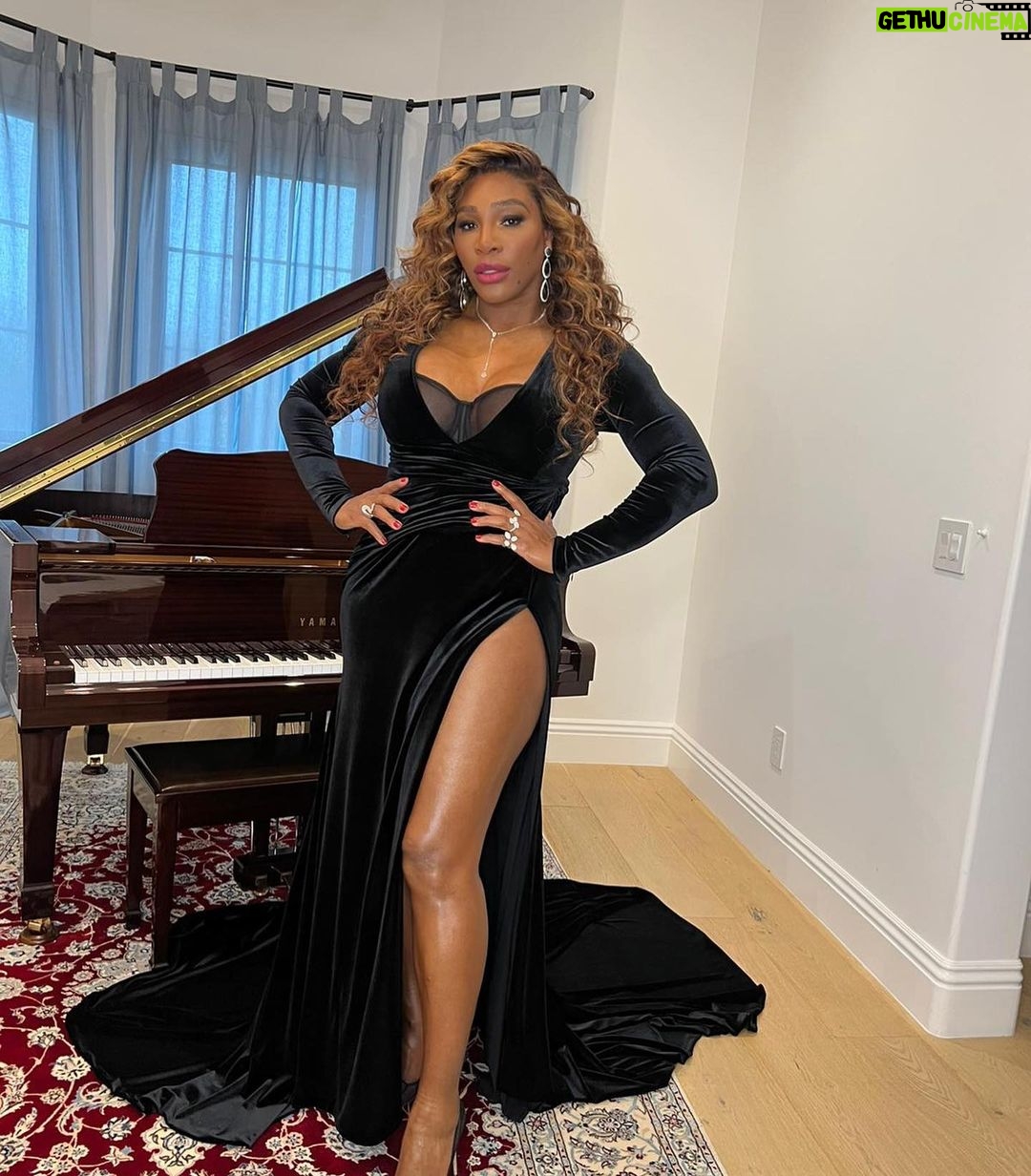 Serena Williams - 259K Likes - On my way to the @naacpimageawards but stopped for a quick pic 📸