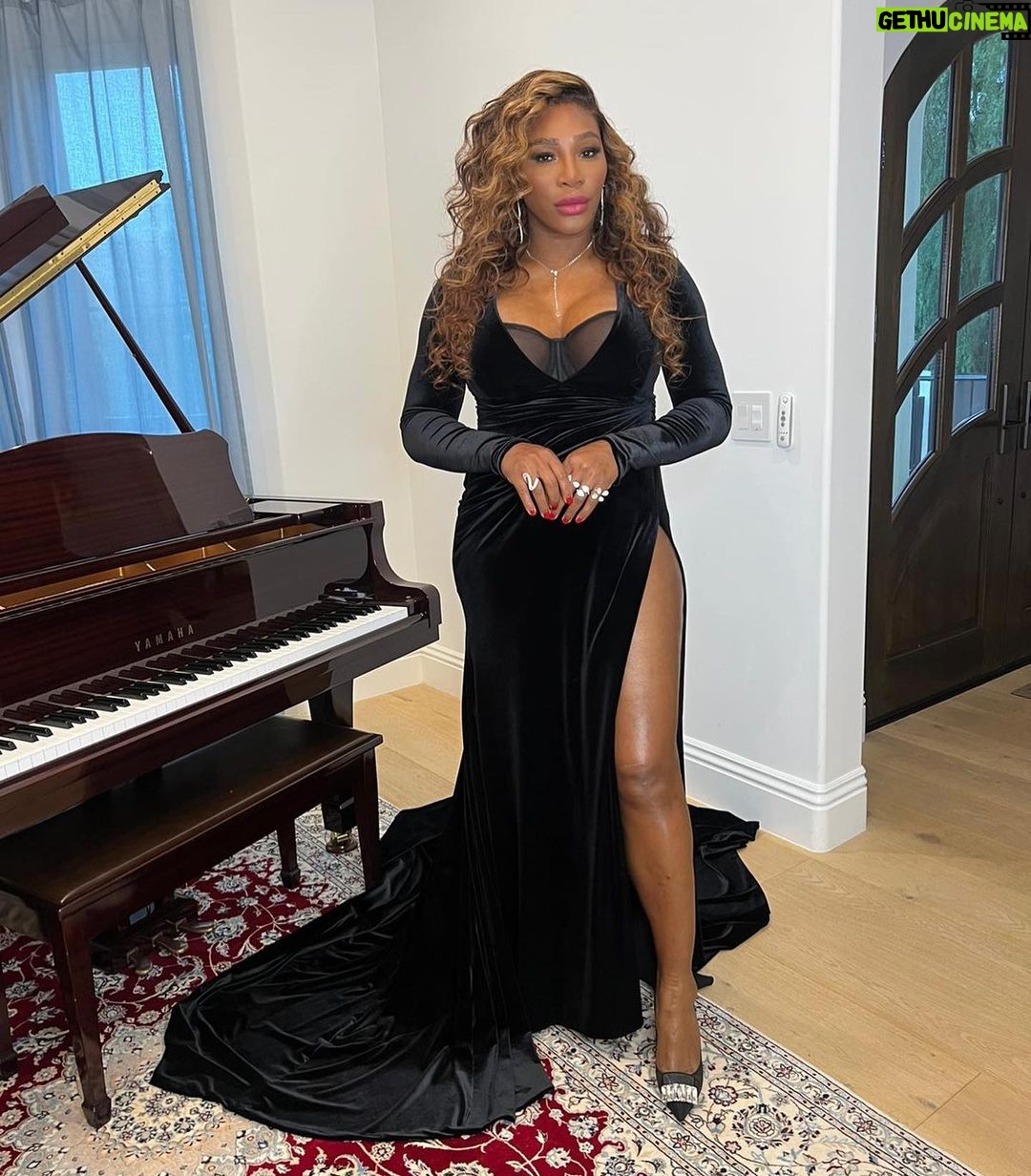 Serena Williams - 259K Likes - On my way to the @naacpimageawards but stopped for a quick pic 📸