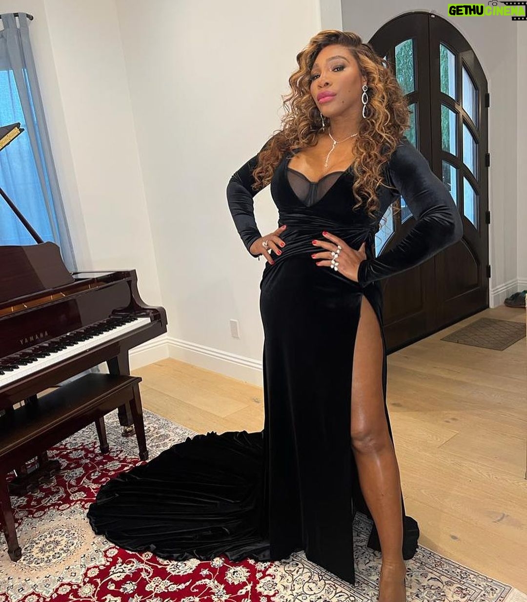 Serena Williams - 259K Likes - On my way to the @naacpimageawards but stopped for a quick pic 📸