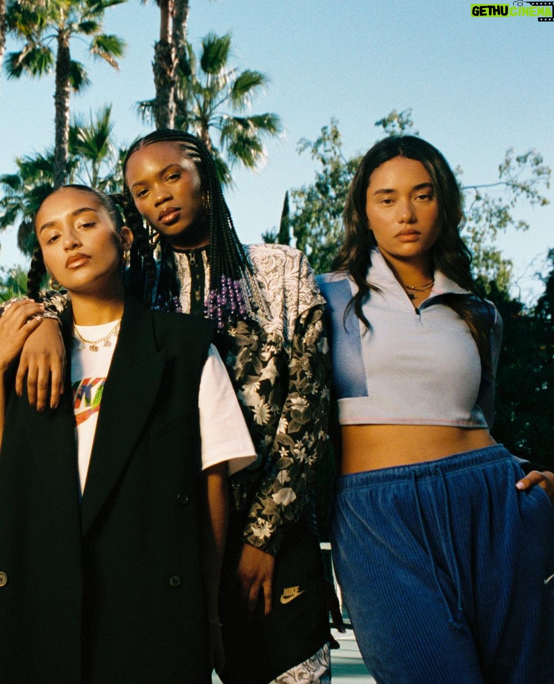 Serena Williams Instagram - The Serena Williams Design Crew is back! Created by a cohort of multidisciplinary designers, this collection was brought to life using bold botanical prints and intricate patterns for versatile pieces meant to elevate your streetwear. Coming soon! Photographer: @brandiewed Videographer: @bexxfrancois Stylist: @charliebrianna Photo Assistants: @dvnielhermosillo @bravocado._ Hair/Braiders (Sisters): @braidsbychaise Make Up: @naylooksmakeup Nails: @theset.bykj Models: @cheeno_grey @irenetheluna @genaaaai @lildonndada @imani_fulwilder
