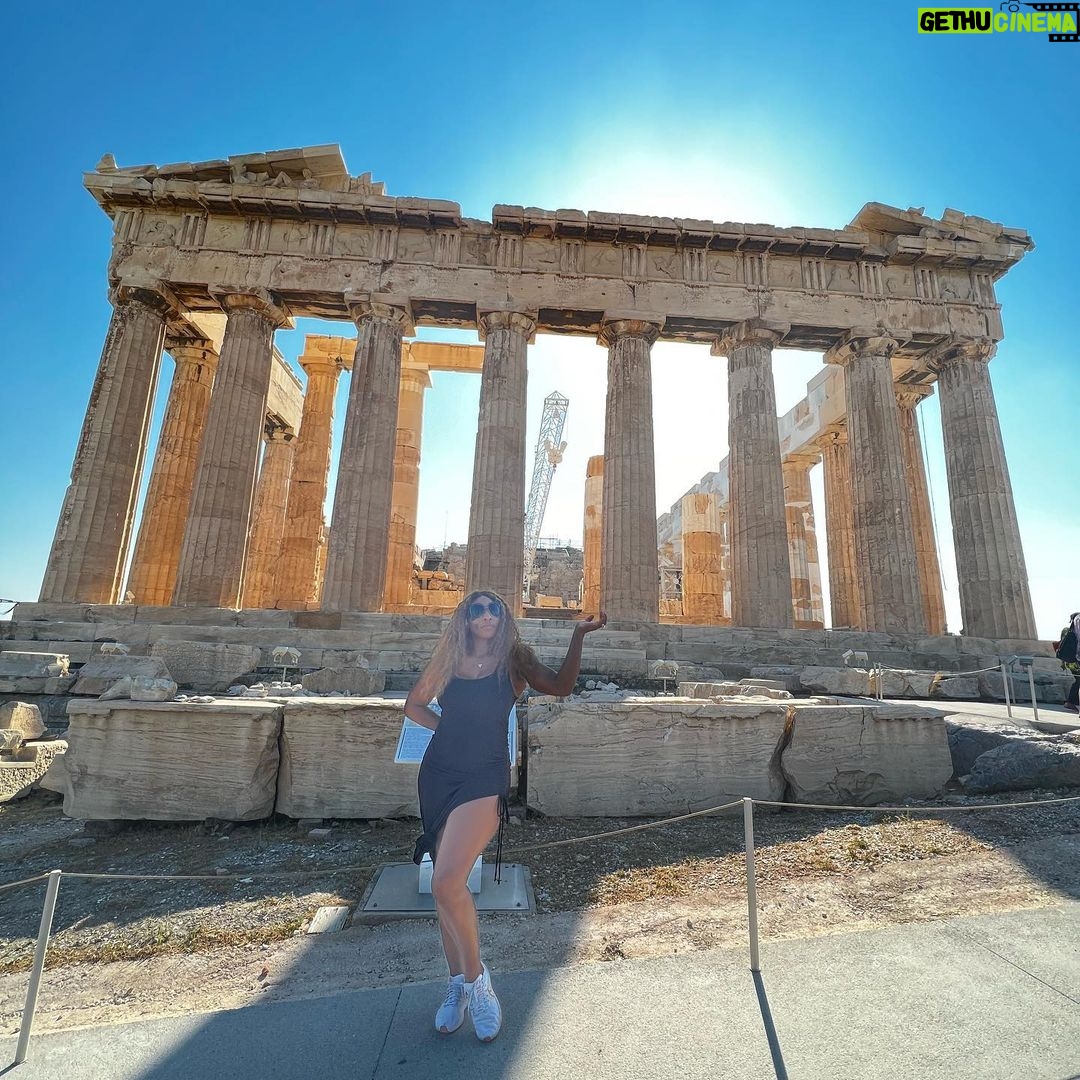 Serena Williams Instagram - We took a impromptu trip to Athens. These pics are totally untouched. You can see my arm is my color and my body glowing. I think Its a message to keep shining. Hope you shine bright today ☀️🌝 Acropolis Museum - Μουσείο Ακρόπολης
