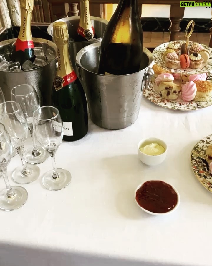Serena Williams Instagram - @olympiaohanian loves her afternoon tea and cheering for mama. #PinkiesUp 🫖