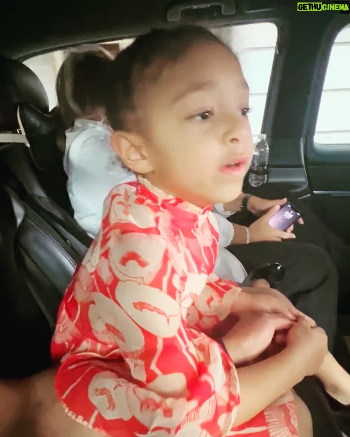 Serena Williams Instagram - @olympiaohanian loves her afternoon tea and cheering for mama. #PinkiesUp 🫖