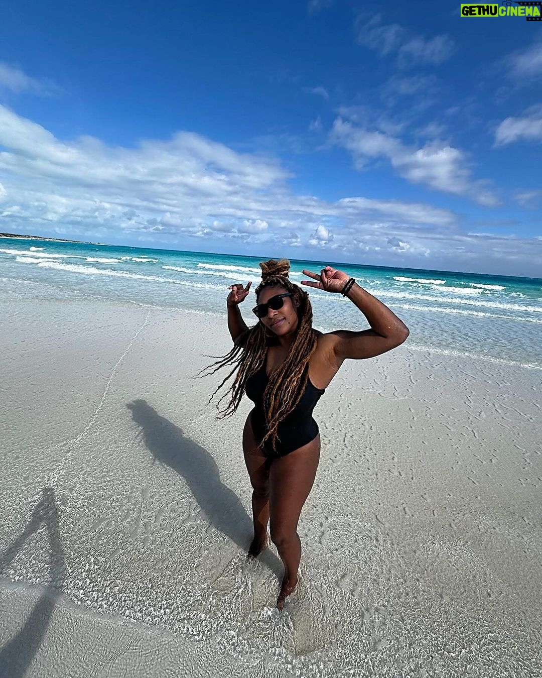 Serena Williams - 221.9K Likes - It may be winter, but we found some heat 🏝️Island Hopping
#momsofinstagram
#vacation
#momlife
