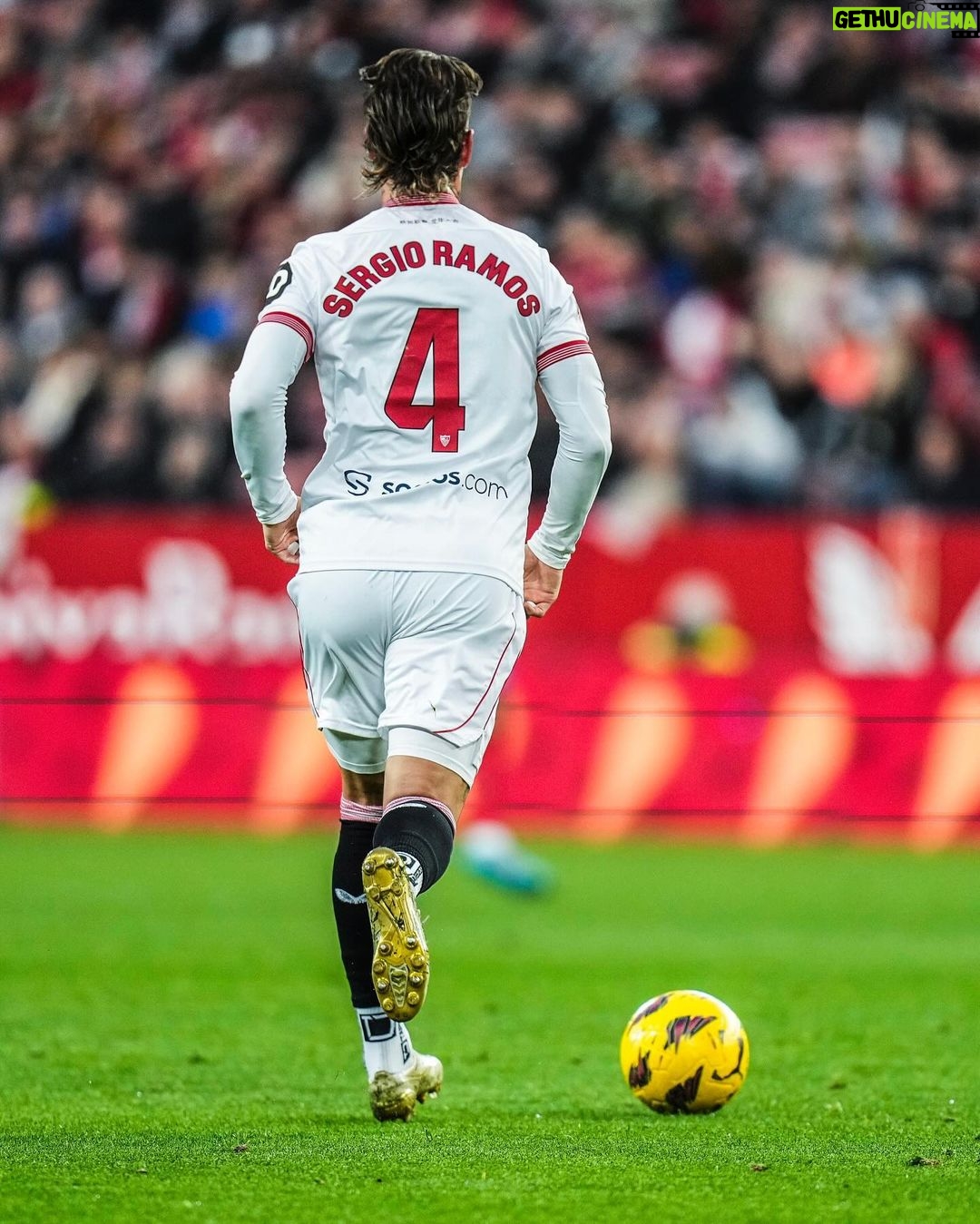 Sergio Ramos Instagram - Una gran tarde de fútbol en el Sánchez-Pizjuán. Victoria importante y portería a cero. Enorme nuestra afición. ¡Es cuestión de creer! Nunca te rindas. ¡Seguimos, @sevillafc! ⚪️🔴 A great afternoon of football at the Sánchez-Pizjuán. Important win with a clean sheet. Our fans were huge. Always believe. Never give up! Onwards, Sevilla! ⚪️🔴
