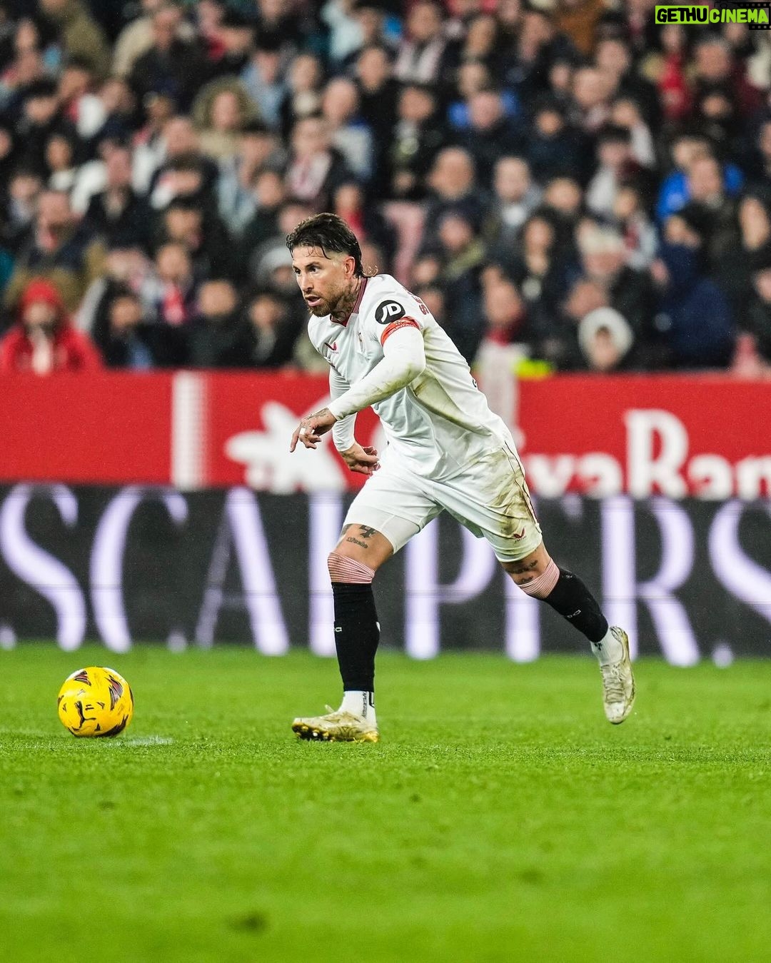 Sergio Ramos Instagram - Una gran tarde de fútbol en el Sánchez-Pizjuán. Victoria importante y portería a cero. Enorme nuestra afición. ¡Es cuestión de creer! Nunca te rindas. ¡Seguimos, @sevillafc! ⚪️🔴 A great afternoon of football at the Sánchez-Pizjuán. Important win with a clean sheet. Our fans were huge. Always believe. Never give up! Onwards, Sevilla! ⚪️🔴