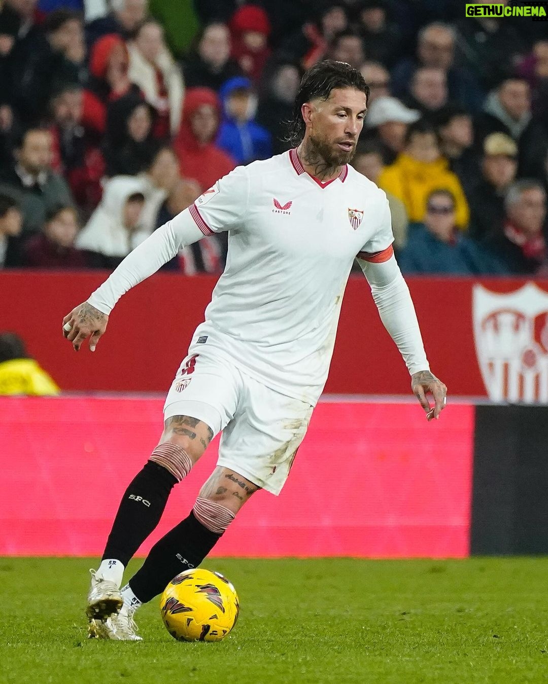 Sergio Ramos Instagram - Una gran tarde de fútbol en el Sánchez-Pizjuán. Victoria importante y portería a cero. Enorme nuestra afición. ¡Es cuestión de creer! Nunca te rindas. ¡Seguimos, @sevillafc! ⚪️🔴 A great afternoon of football at the Sánchez-Pizjuán. Important win with a clean sheet. Our fans were huge. Always believe. Never give up! Onwards, Sevilla! ⚪️🔴