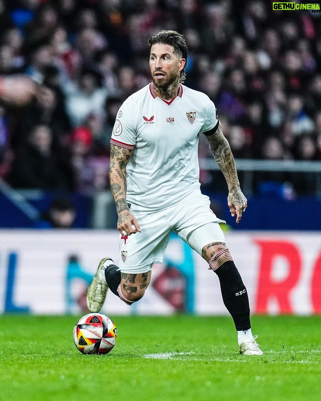 Sergio Ramos Instagram - Cuesta transmitir pensamientos y sensaciones cuando no son buenos. Anoche fue una decepción por el desenlace, porque la Copa era una ilusión y, especialmente, porque el partido de ayer, y todos los venideros, tenía una carga emocional añadida mirando al cielo con el corazón sevillista encogido y el alma triste. La Copa ya no está en nuestros planes, pero sabemos que nos queda mucho por hacer en liga. No podremos daros alegrías de títulos, pero intentaremos que os sintáis orgullosos de nosotros en cada uno de los partidos que nos quedan por jugar. El objetivo es pelear, es ganar, es levantarnos, y hacerlo por vosotros y por el @sevillafc. Sometimes it can be difficult to express thoughts and feelings. The outcome last night was a disappointment because the Cup still gave us a title to play for. Last night’s match had an added emotional load, as will those ahead, as we mourn the loss of a family of faithful Sevilla supporters who lost their lives following their team. The Cup is no longer part of our plans, but we know we have a lot to do in the league. We can’t give you a trophy, but we’ll do everything to make you feel proud of us in every last game we have left. The objective is to fight, to win, to stand up, to do it for you and for #SevillaFC.