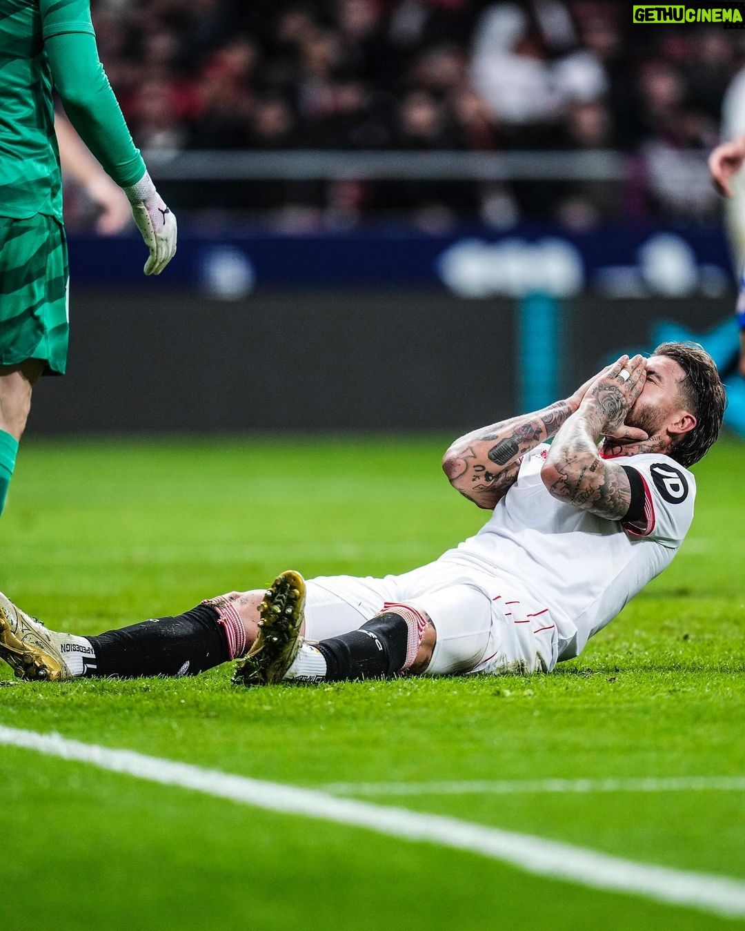 Sergio Ramos Instagram - Cuesta transmitir pensamientos y sensaciones cuando no son buenos. Anoche fue una decepción por el desenlace, porque la Copa era una ilusión y, especialmente, porque el partido de ayer, y todos los venideros, tenía una carga emocional añadida mirando al cielo con el corazón sevillista encogido y el alma triste. La Copa ya no está en nuestros planes, pero sabemos que nos queda mucho por hacer en liga. No podremos daros alegrías de títulos, pero intentaremos que os sintáis orgullosos de nosotros en cada uno de los partidos que nos quedan por jugar. El objetivo es pelear, es ganar, es levantarnos, y hacerlo por vosotros y por el @sevillafc. Sometimes it can be difficult to express thoughts and feelings. The outcome last night was a disappointment because the Cup still gave us a title to play for. Last night’s match had an added emotional load, as will those ahead, as we mourn the loss of a family of faithful Sevilla supporters who lost their lives following their team. The Cup is no longer part of our plans, but we know we have a lot to do in the league. We can’t give you a trophy, but we’ll do everything to make you feel proud of us in every last game we have left. The objective is to fight, to win, to stand up, to do it for you and for #SevillaFC.
