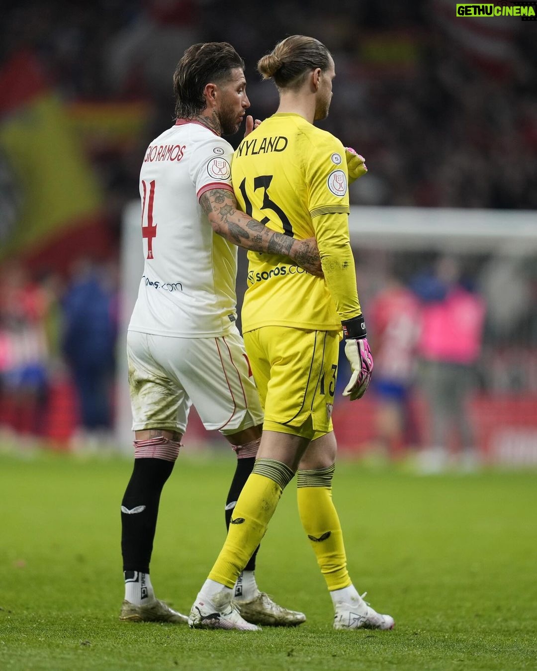 Sergio Ramos Instagram - Cuesta transmitir pensamientos y sensaciones cuando no son buenos. Anoche fue una decepción por el desenlace, porque la Copa era una ilusión y, especialmente, porque el partido de ayer, y todos los venideros, tenía una carga emocional añadida mirando al cielo con el corazón sevillista encogido y el alma triste. La Copa ya no está en nuestros planes, pero sabemos que nos queda mucho por hacer en liga. No podremos daros alegrías de títulos, pero intentaremos que os sintáis orgullosos de nosotros en cada uno de los partidos que nos quedan por jugar. El objetivo es pelear, es ganar, es levantarnos, y hacerlo por vosotros y por el @sevillafc. Sometimes it can be difficult to express thoughts and feelings. The outcome last night was a disappointment because the Cup still gave us a title to play for. Last night’s match had an added emotional load, as will those ahead, as we mourn the loss of a family of faithful Sevilla supporters who lost their lives following their team. The Cup is no longer part of our plans, but we know we have a lot to do in the league. We can’t give you a trophy, but we’ll do everything to make you feel proud of us in every last game we have left. The objective is to fight, to win, to stand up, to do it for you and for #SevillaFC.