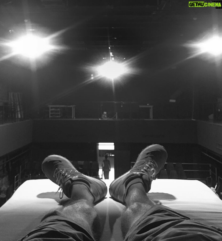 Serhan Süsler Instagram - #yattığın #yerden #para #kazanmak #adlı #fotoğrafım #happy #rehearsals #nationaltheatre #goodvibesonly #accord #theplay #human #rights #likeforfollow #followup #theatrelife #westend #istdt