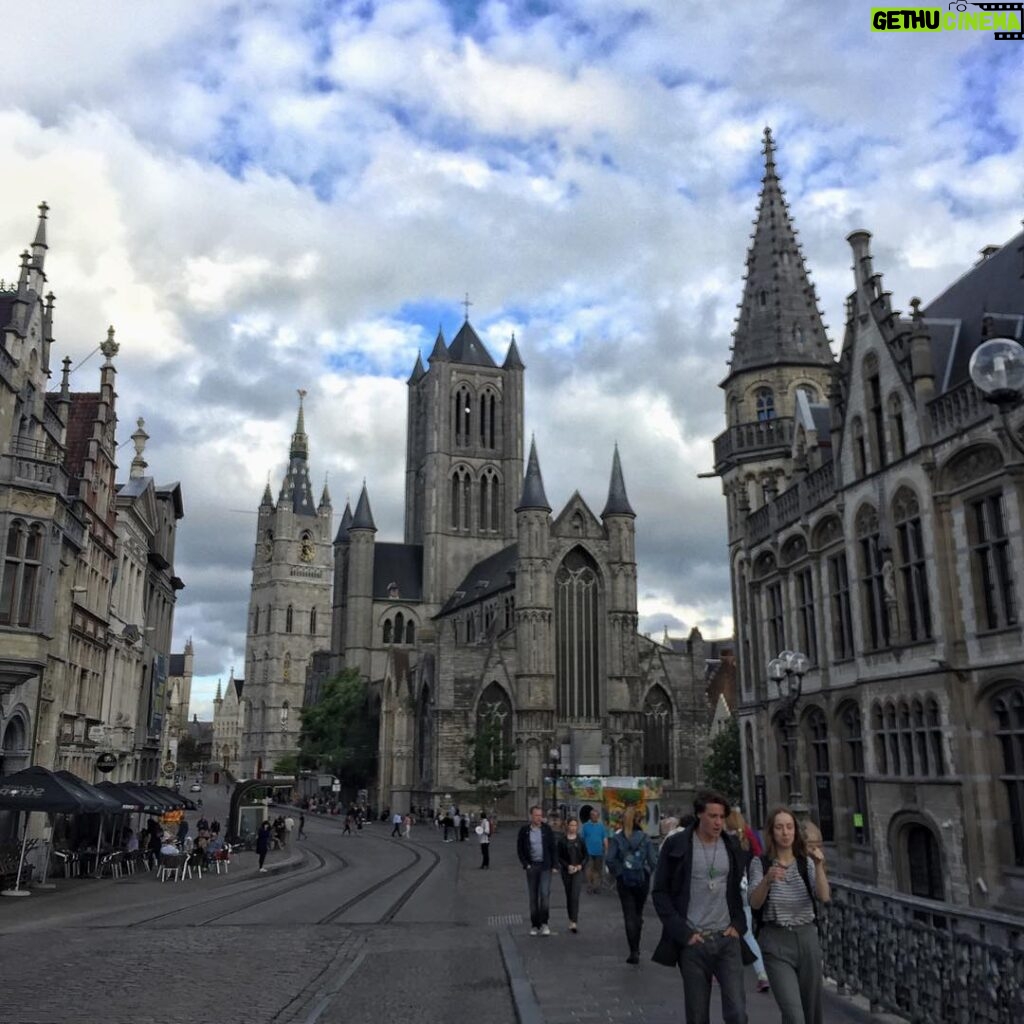 Serhan Süsler Instagram - Yuh.. Masal gibi. #ghent #ghentcity #mediaval #belgium #voyager #instagram #explore #instapicture #instagrammers #instafollow #architecturephotography #architectureandpeople #followｍe #followteam #follownow #follow #followmeplease #avrupa #takipet #takip #ortaçağ #fantastik Ghent, Belgium