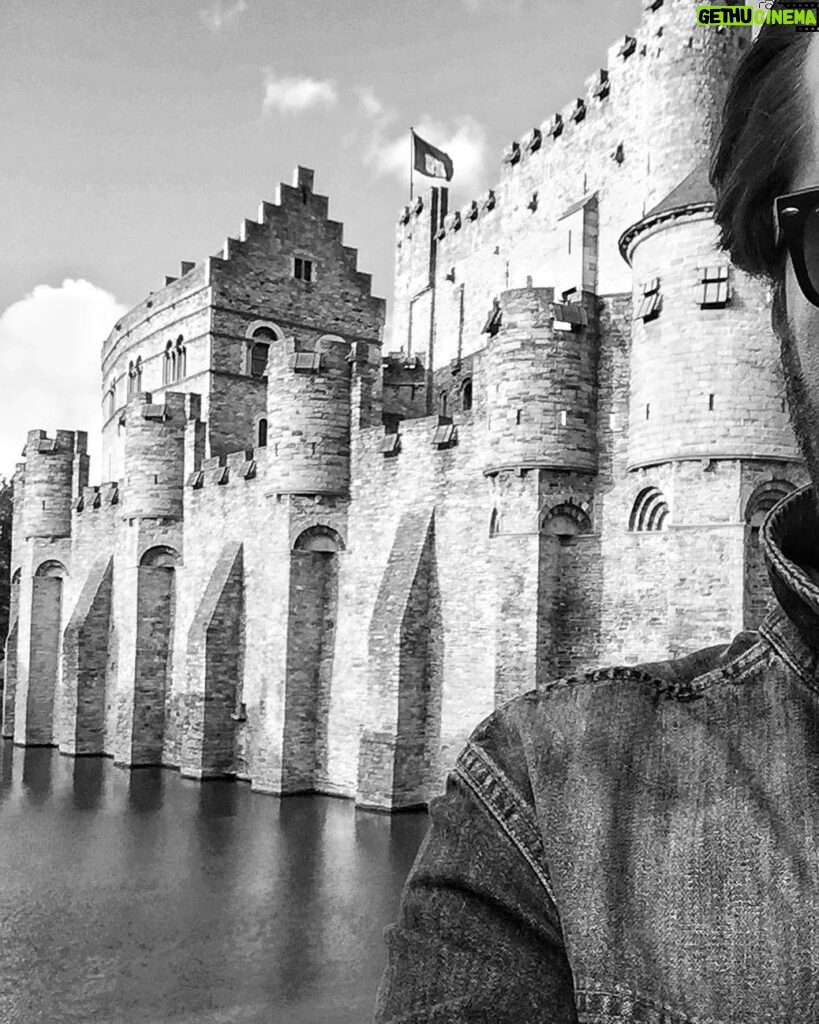 Serhan Süsler Instagram - Dağ taş. #bizehergünbayram #ghent #brugge #castle #toycity #burgonya #belgium #belgique #architecturephotography #igerslondon #igersistanbul #igersbelgique #igerseurope #followme #followtrain #followgram #followｍe #followers #follownow #instafollow #instagram #explorebelgium #exploreeurope #explore #followparty #followteam #actorsaccess #actorslife #loveher Count Castle Gent
