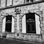 Serhan Süsler Instagram - Bir gün böyle bir yerde karşılaşalım.#france #paris #bnw #bnwphotography #bnw_society #bnw_one #igersworldwide #igersdaily #igersparis #iloveparis #stgermain #theatre #bars L'En153Droit