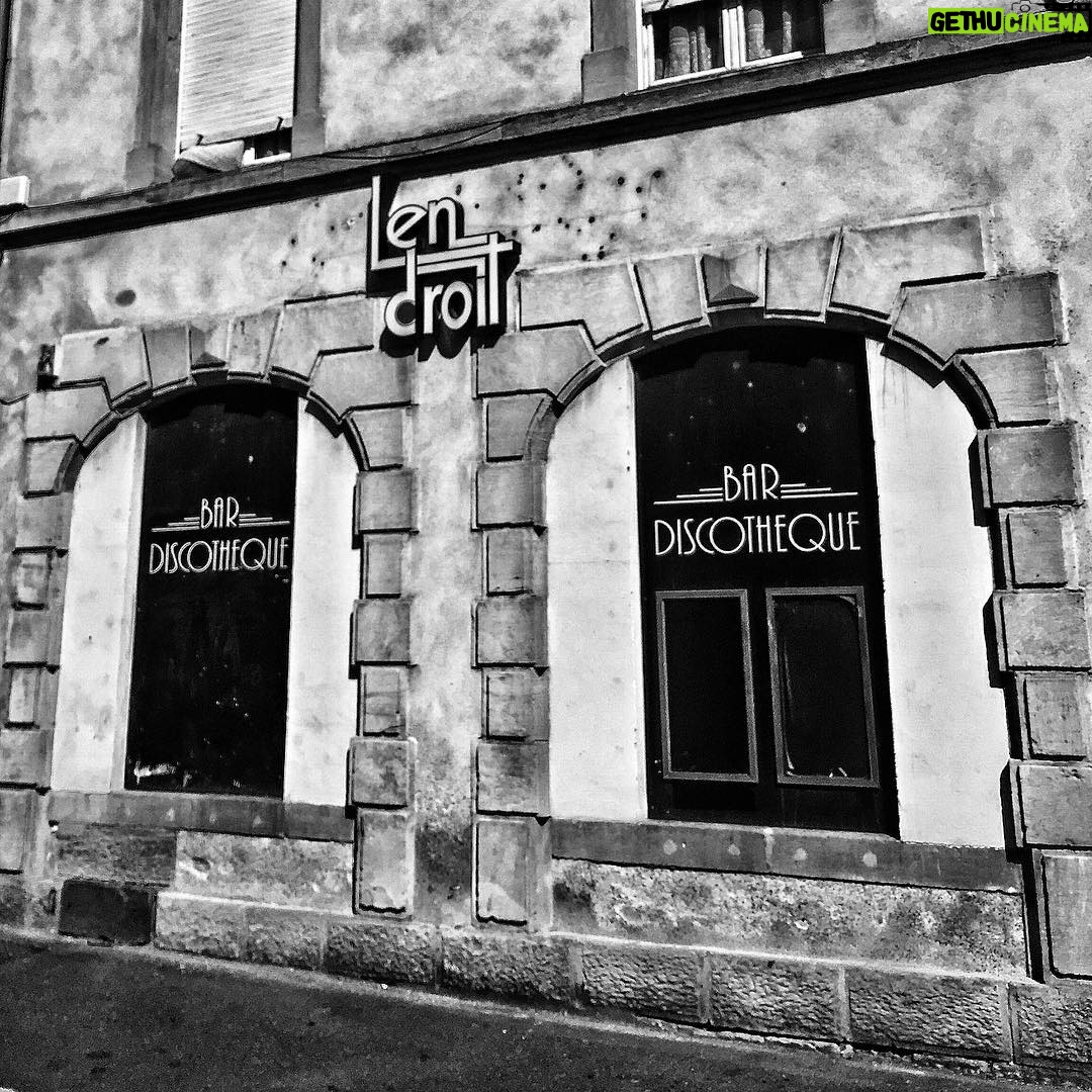 Serhan Süsler Instagram - Bir gün böyle bir yerde karşılaşalım.#france #paris #bnw #bnwphotography #bnw_society #bnw_one #igersworldwide #igersdaily #igersparis #iloveparis #stgermain #theatre #bars L'En153Droit