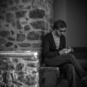 Serhan Süsler Instagram - Nehrin Solgun Yüzü prova arası. #istanbul #devlet #tiyatrosu #istanbuldevlettiyatrosu #nickstafford #bnw #blackandwhite #theatre #istanbuldayasam #istanbul #dt #ahmetlevendoğlu #levendöktem #serhansusler #actorslife #actor #rada #westend #instagramhub #instagramers #instamood #instalikes #instafollow