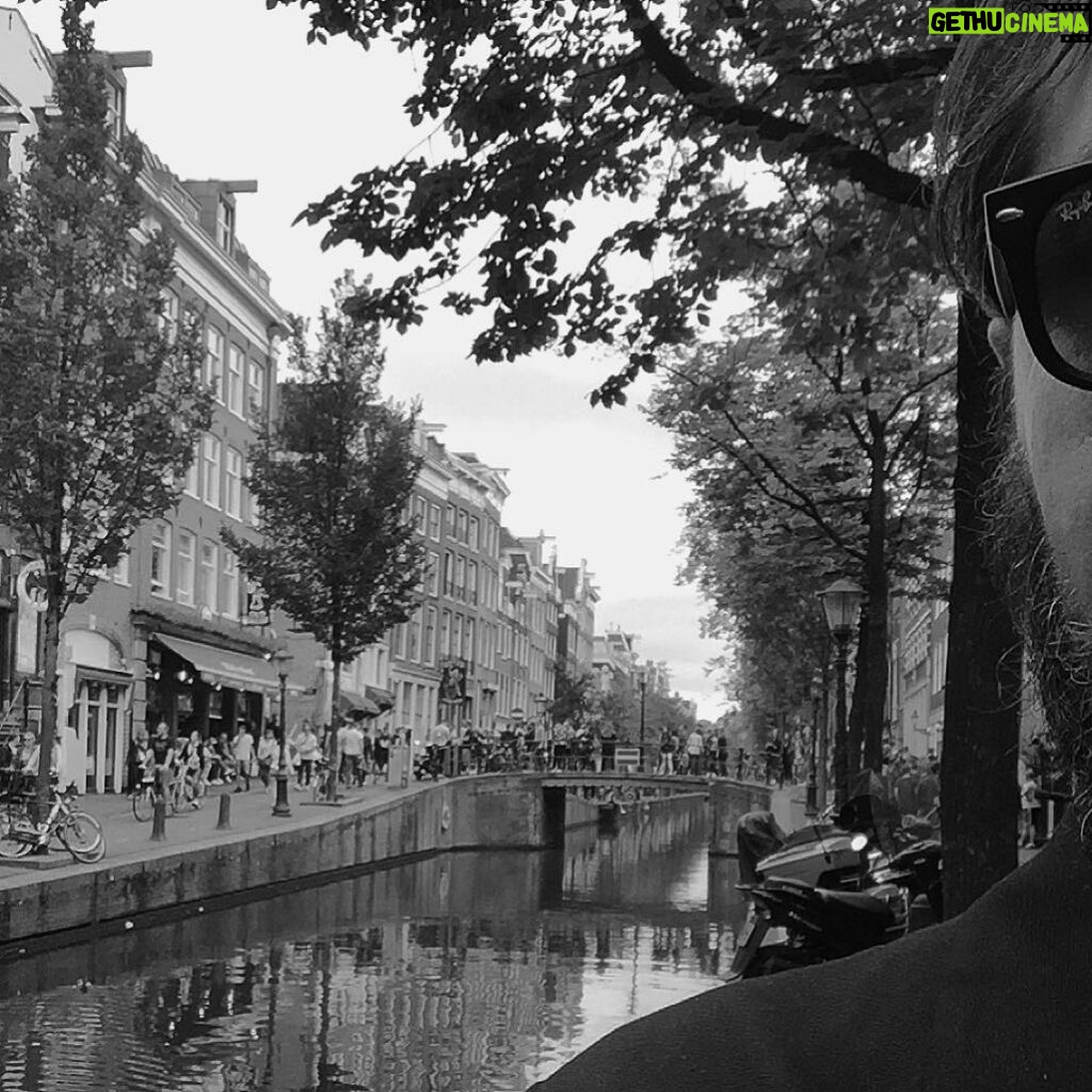 Serhan Süsler Instagram - Lan Willem misin Aleks misin akıllı ol. Kralına posta.🤓#nederland #love #redlightdistrict #redlight #amsterdam #amstaff #amazing #like #loveher #king #bnw #bnwmood #blackandwhite #black #blacknwhite #bnw_planet #bnw_city #serhansusler #acteur #theatre #klm #oyuncu #sahne #canals #weed #cityofstars Amsterdam Red Light District