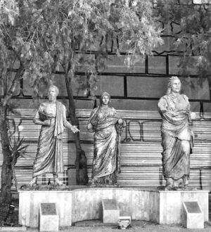 Serhan Süsler Instagram - #Bodrum un gerçek ünlüleri.
#herodot #artemisia #kral #maossolodarias 🙄