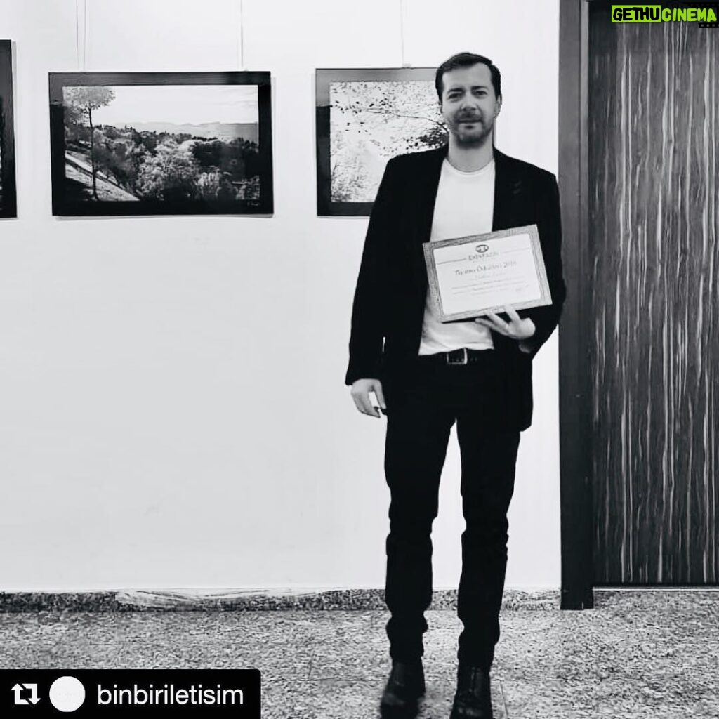 Serhan Süsler Instagram - Ekin Yazın Dostları❤️ Yılın yardımcı erkek oyuncusu ödülünü bana layık görmüşler...Tiyatroya kafa yoran herkese binlerce teşekkür ederim. #yaşasıntiyatro #nehrinsolgunyüzü #istdt #actorslife #goodvibesonly #kevincross #awardwinner Akatlar Kültür Merkezi