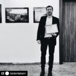 Serhan Süsler Instagram - Ekin Yazın Dostları❤️ Yılın yardımcı erkek oyuncusu ödülünü bana layık görmüşler...Tiyatroya kafa yoran herkese binlerce teşekkür ederim. #yaşasıntiyatro #nehrinsolgunyüzü #istdt #actorslife #goodvibesonly #kevincross #awardwinner Akatlar Kültür Merkezi